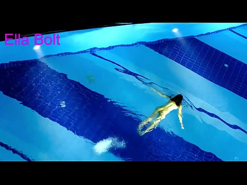 ❤️ मी पाहणे थांबवू शकत नाही, तरुण गोरा ELLA BOLT रिसॉर्ट पूलमध्ये नग्न पोहताना पकडला गेला ❤️❌ गुदद्वारासंबंधीचा अश्लील  ❌️❤